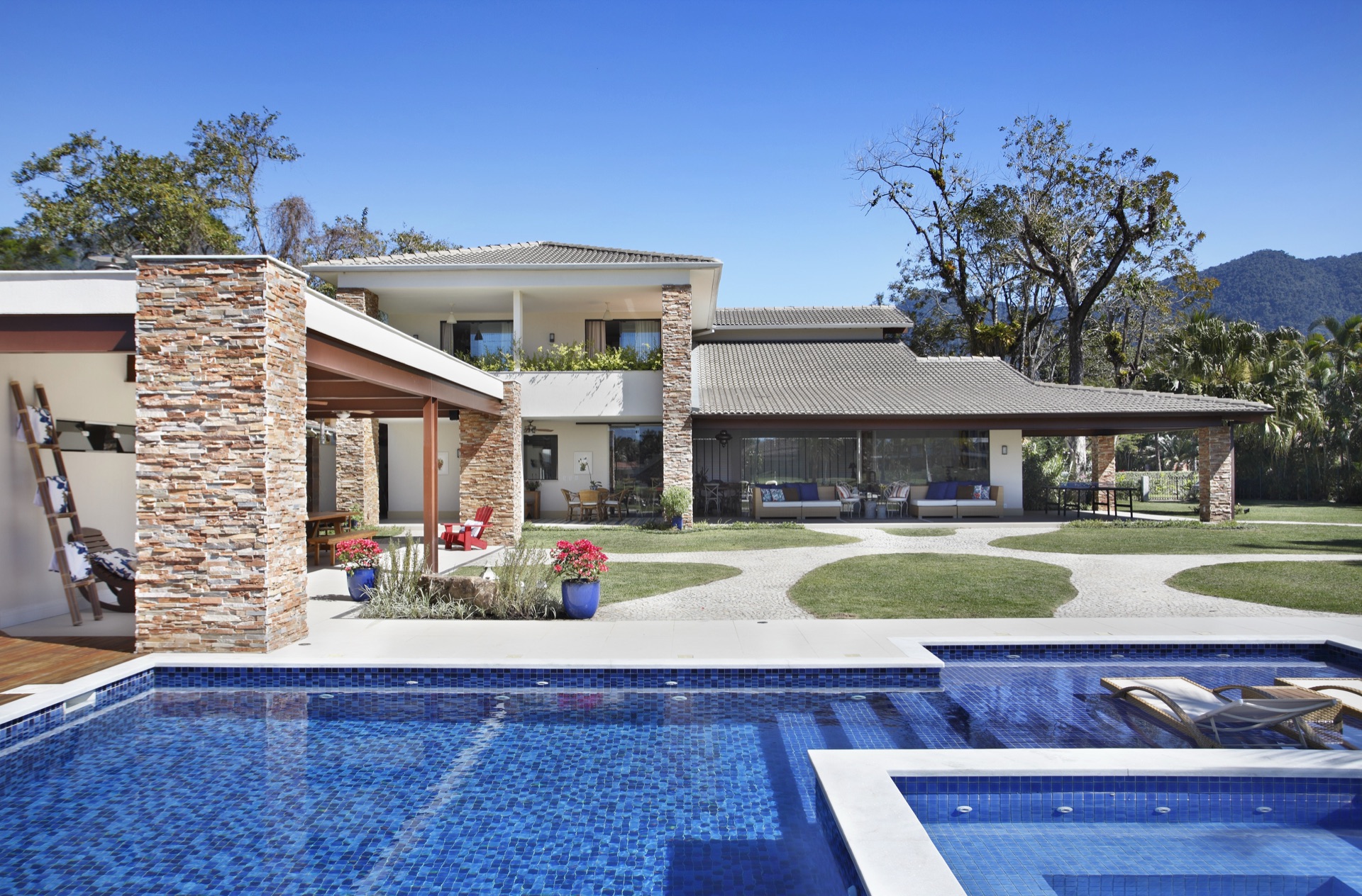 Residência de alto padrão projetada pela RBP Arquitetura, com piscina e área externa integrada