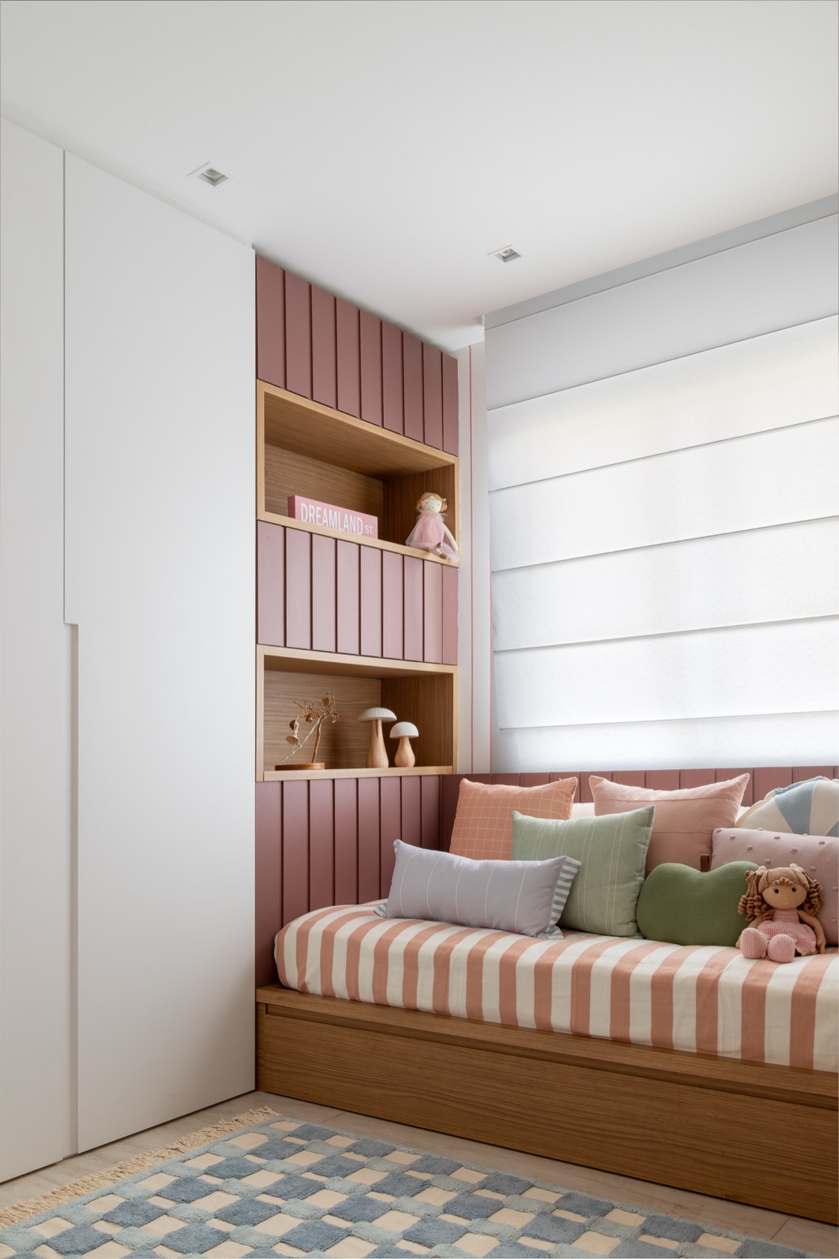 Quarto infantil em tons de rosé